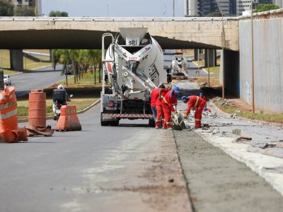 Último trecho da faixa exclusiva de ônibus na W3 Sul começa a ser concretado