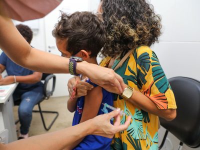 Crianças e adolescentes de 6 e 16 anos começam a ser vacinados contra a dengue