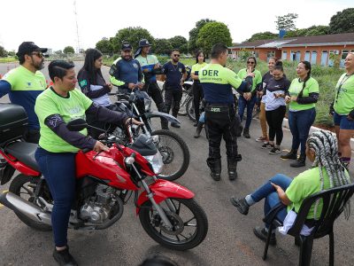Projeto capacita entregadoras de aplicativo em pilotagem e direção segura de moto
