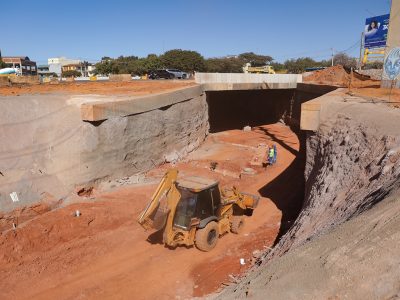 Equipes do GDF concluem escavação das trincheiras do viaduto do Riacho Fundo