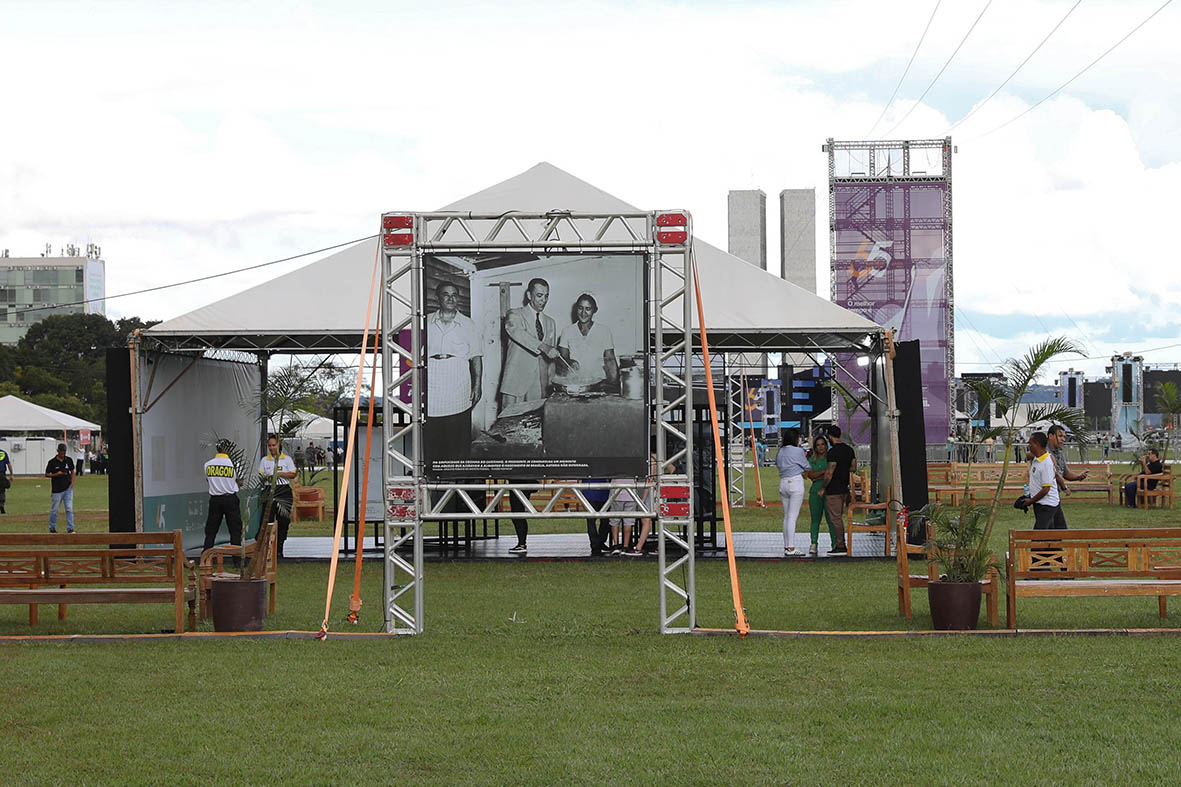 Exposições na Esplanada levam público a um mergulho na história de Brasília