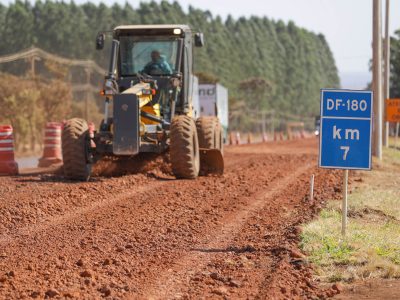 Recuperação da DF-180 entra em fase final de pavimentação