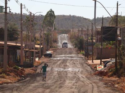 Equipes do GDF iniciam fresagem de vias em comunidades de São Sebastião