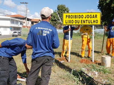 GDF intensifica combate ao descarte irregular de lixo com novas placas de sinalização