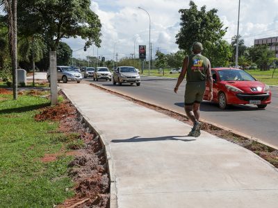 Governo recupera e instala 3,3 mil metros de calçadas no Cruzeiro