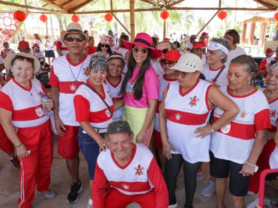 Idosos têm dia de lazer em ação social da campanha Vem Brincar Comigo no festival Na Praia