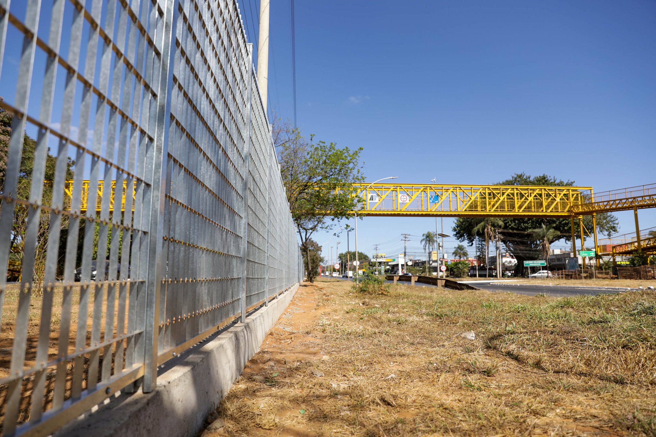 Segurança de pedestres é reforçada com instalação de gradis em importantes vias do DF