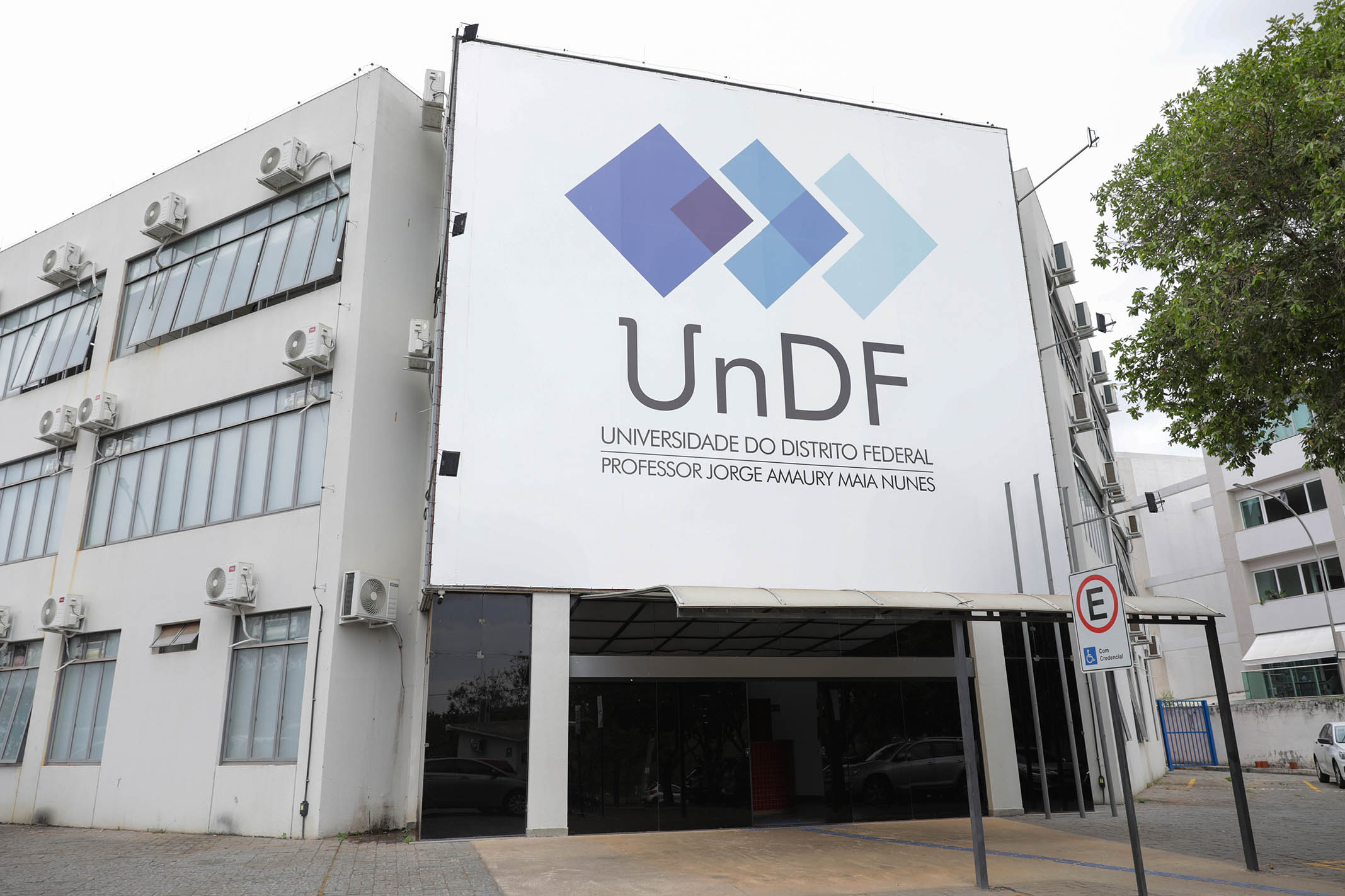 Com auxílios para mais de 500 universitários desde 2023, UnDF investe mais de R$ 6,7 milhões em assistência estudantil