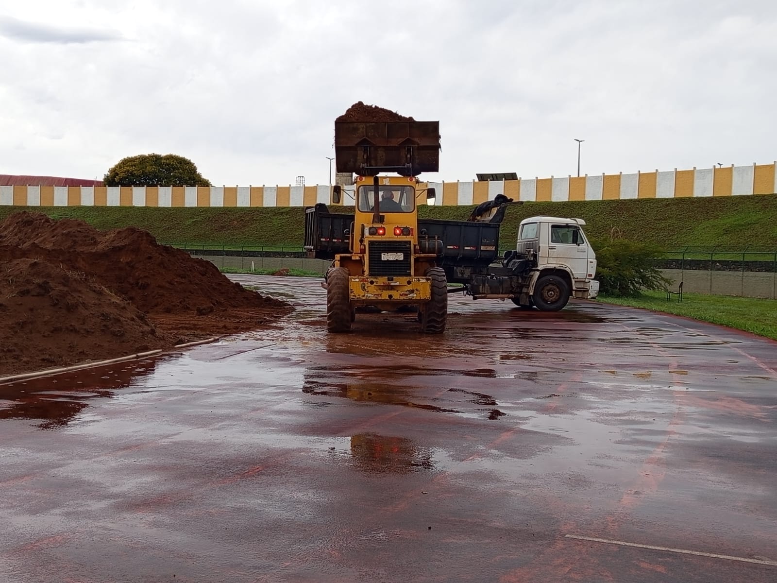 Equipes concluem retirada de gramado antigo do Estádio Augustinho Lima, em Sobradinho