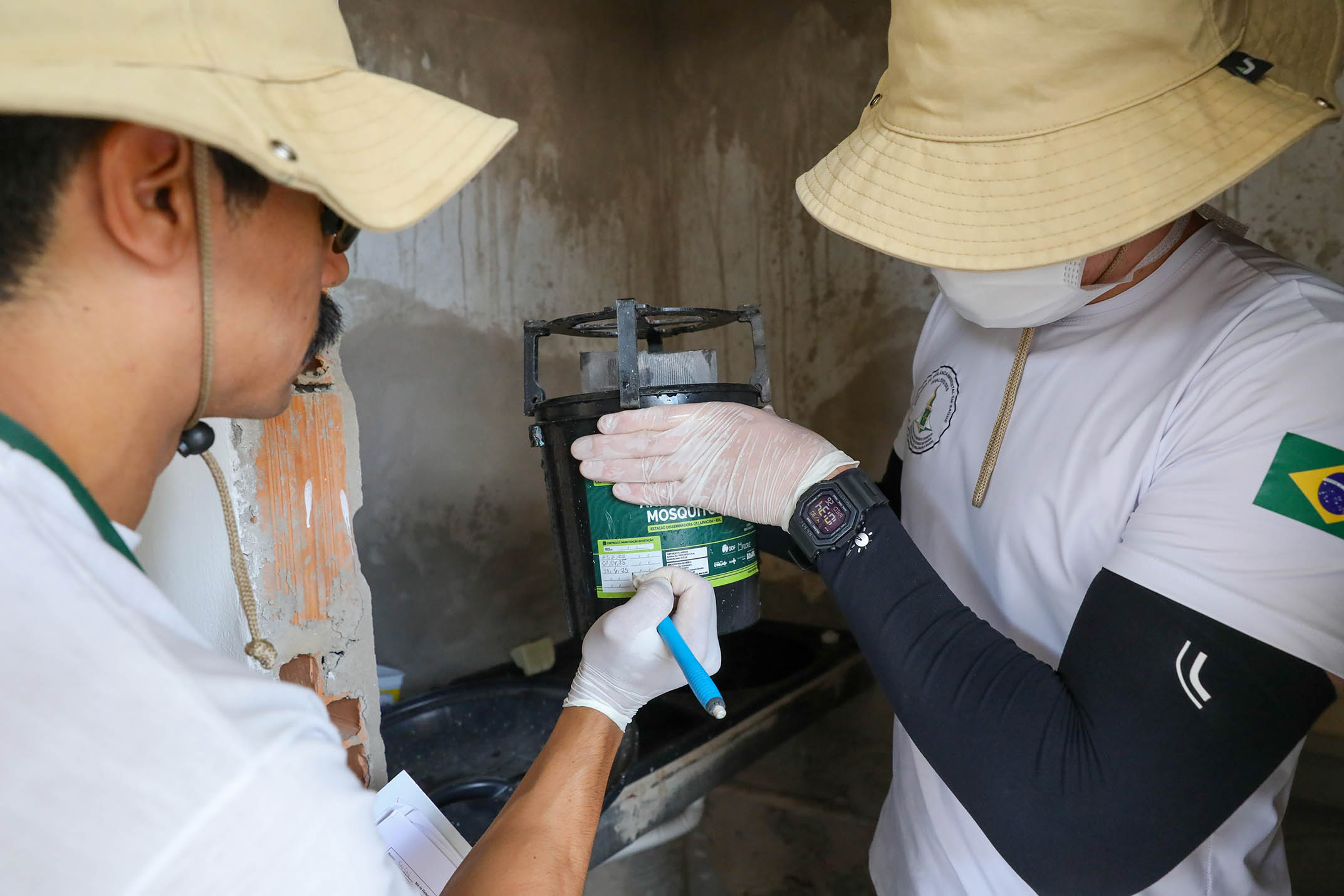 Equipes do GDF trocam estações disseminadoras de larvicida no Sol Nascente em ação de combate à dengue