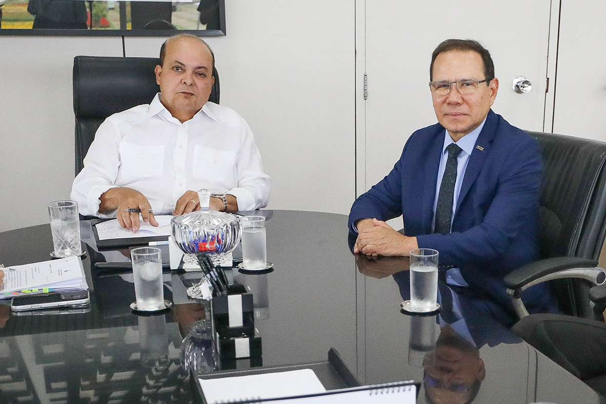 Ibaneis Rocha empossa simbolicamente Nelson Souza como novo presidente do BRB