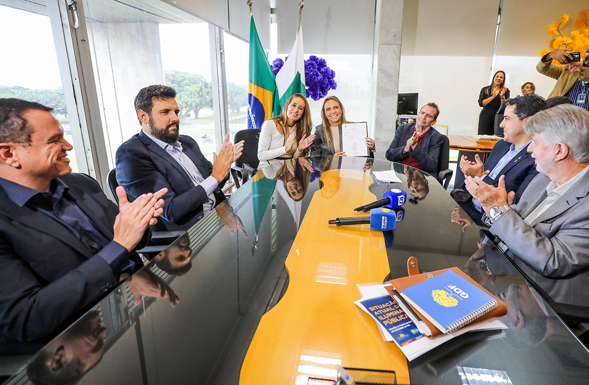 Celina Leão assina projeto para implantar Centro de Reabilitação Neuromotora com exoesqueletos inteligentes