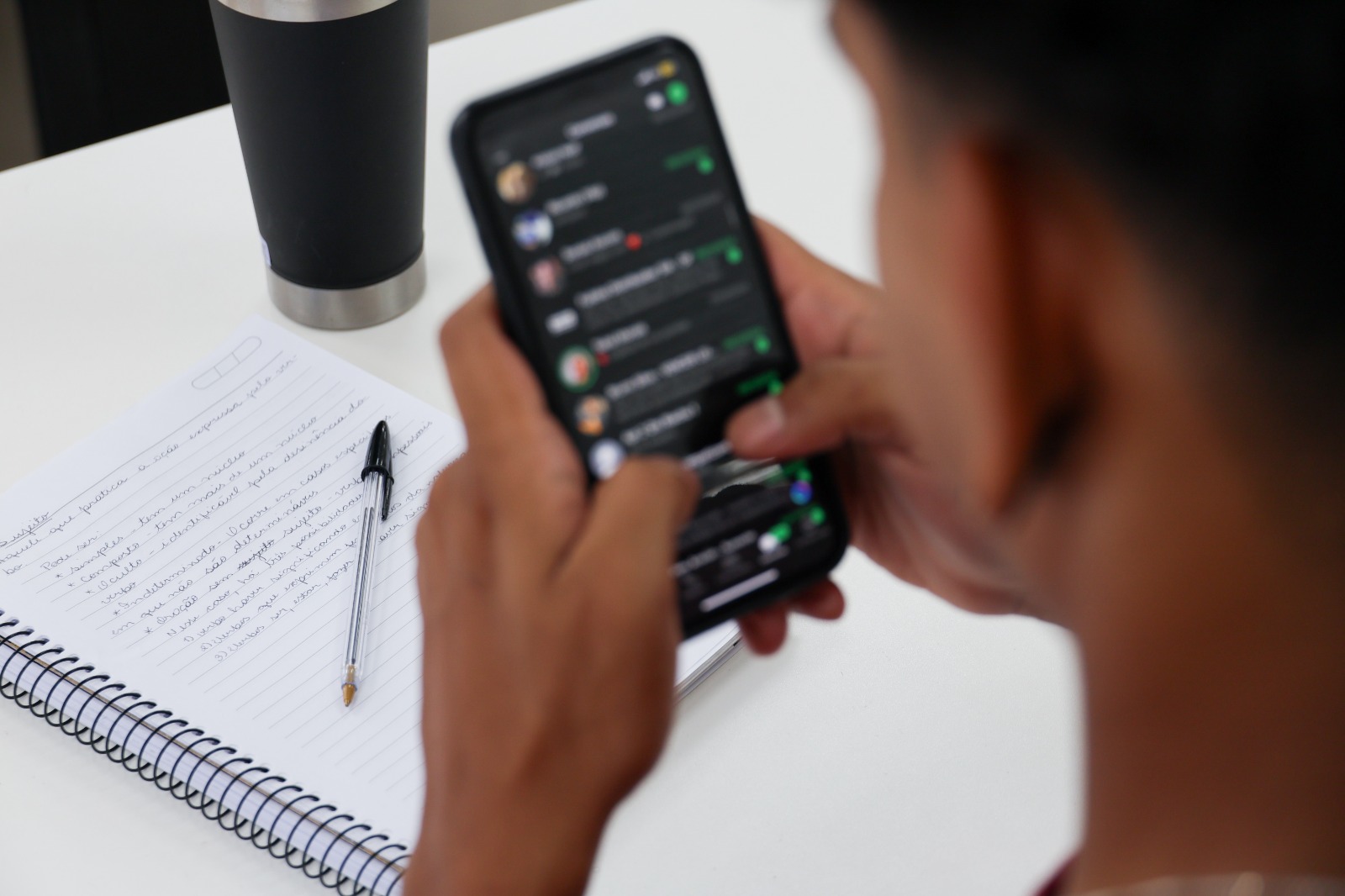 Pesquisa registra melhora na aprendizagem de estudantes após restrição a celulares