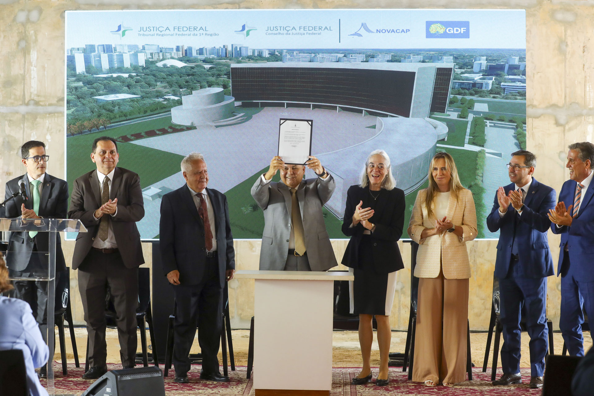 Ibaneis assina ordem de serviço e destrava obra histórica da nova sede do TRF1