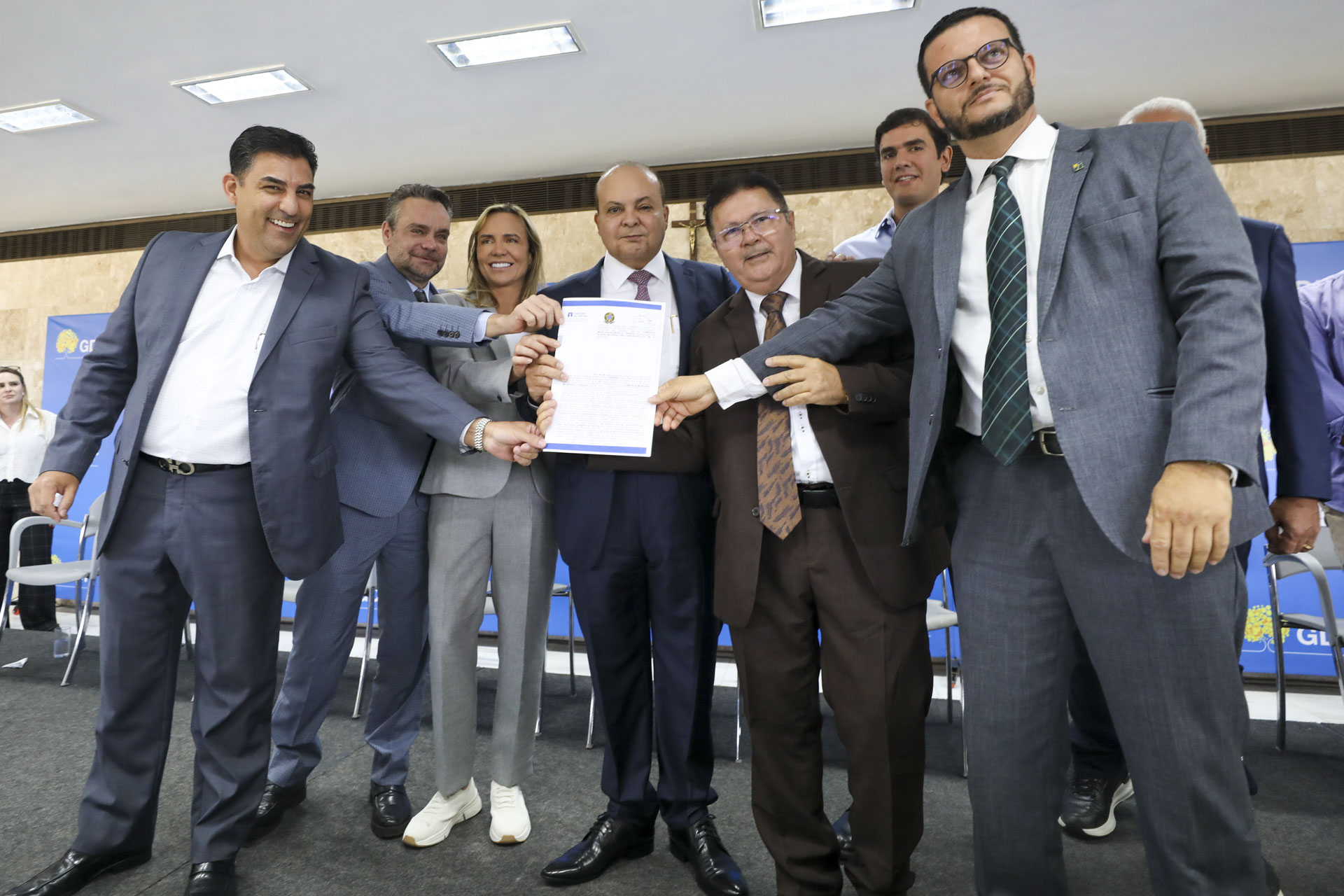 GDF entrega 182 escrituras e contratos a empresas beneficiadas pelo Pró-DF II e Desenvolve-DF