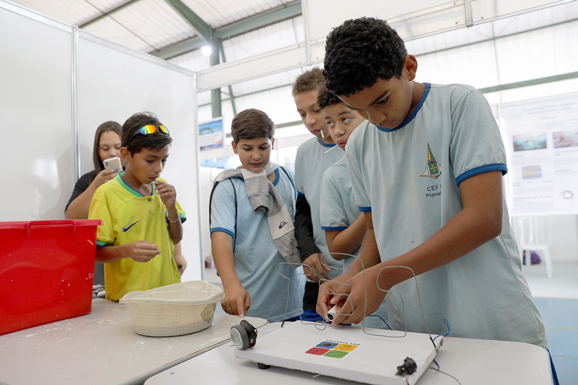Centro de ensino de Planaltina recebe última etapa do 14° Circuito de Ciências, com projetos sobre o uso da água