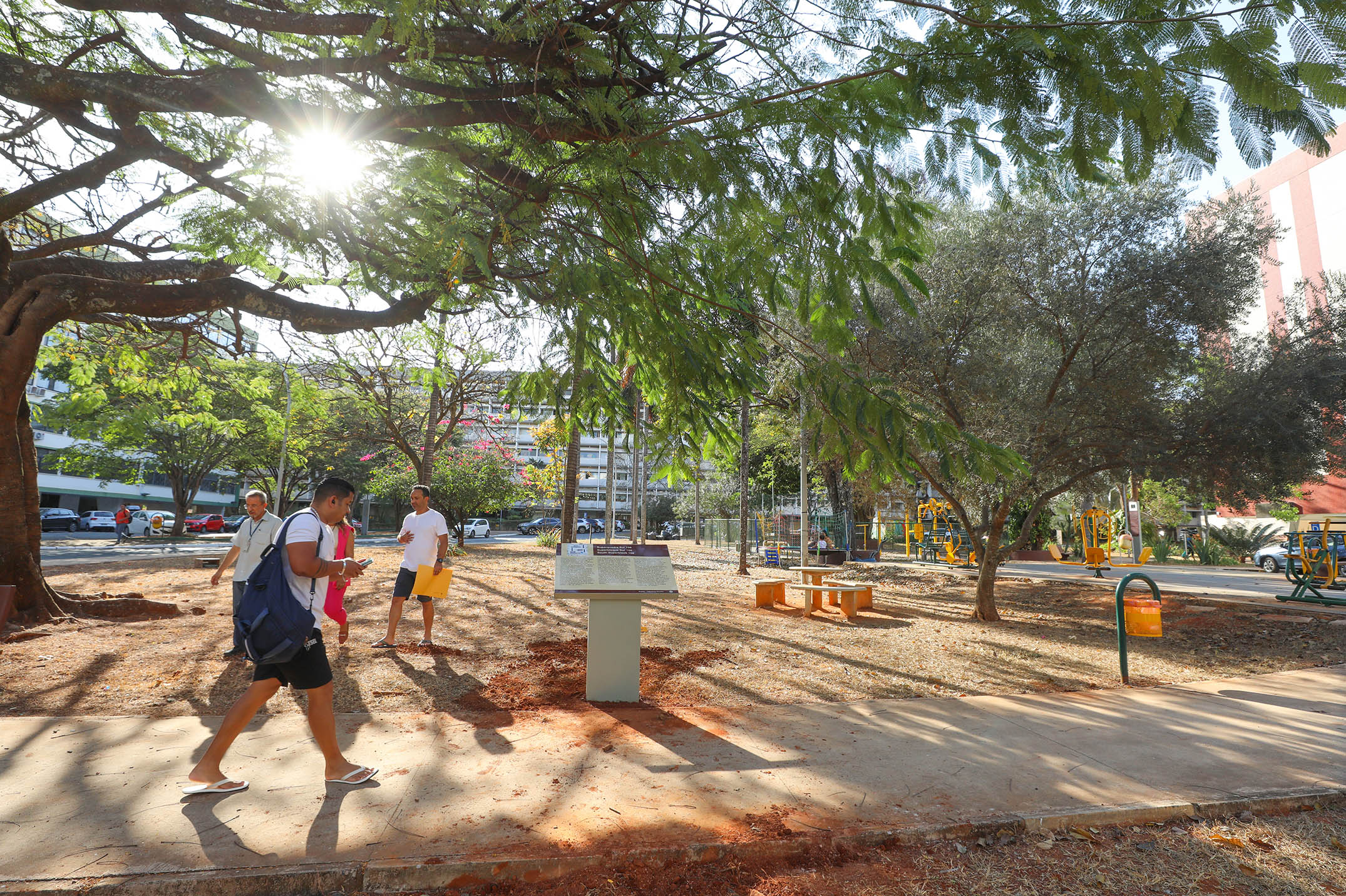 SQS 106 recebe placas que destacam marcos históricos de Brasília e aproximam moradores da memória da capital