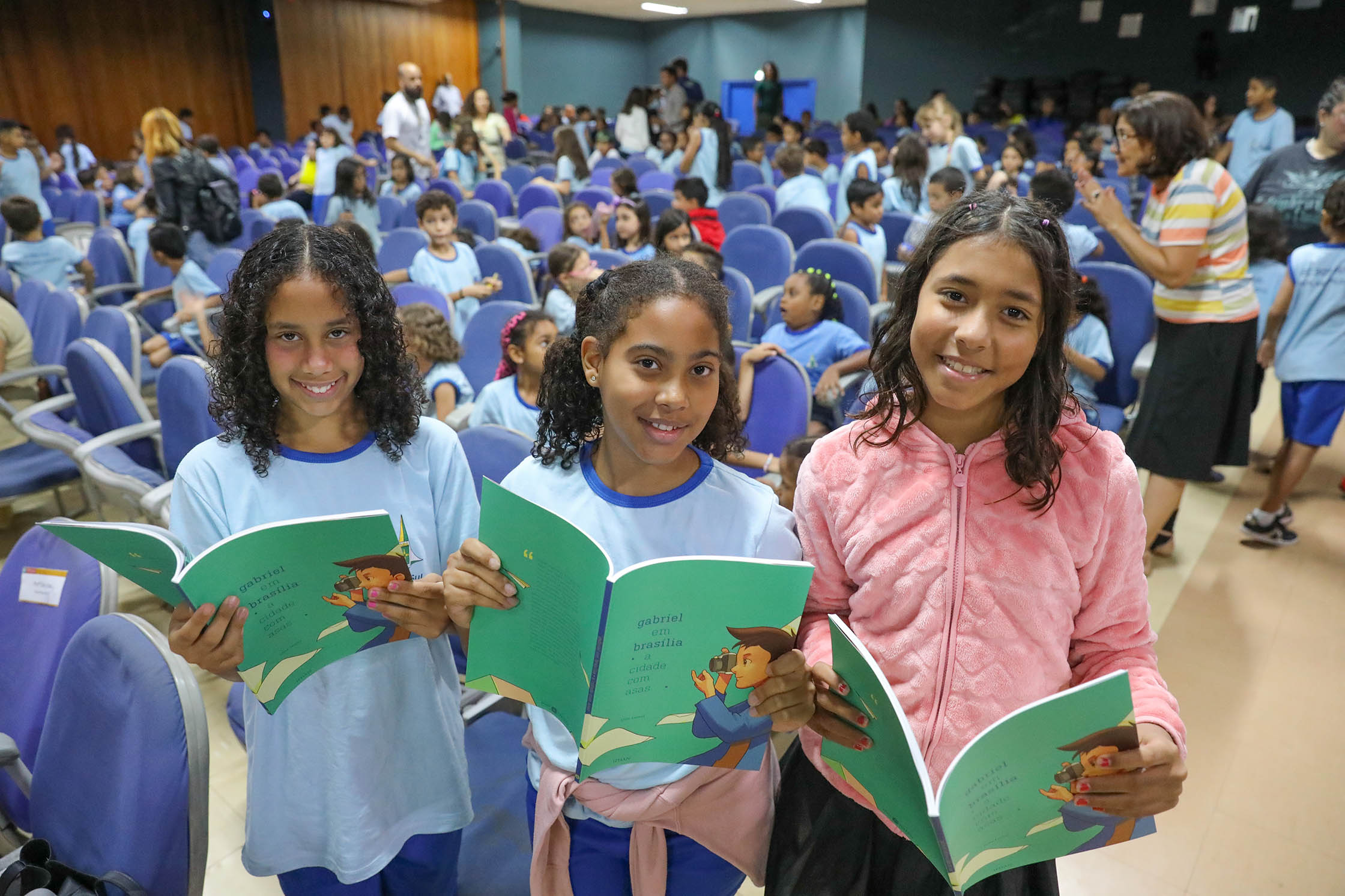 Nova versão de livro sobre educação patrimonial é lançada em escola pública do DF
