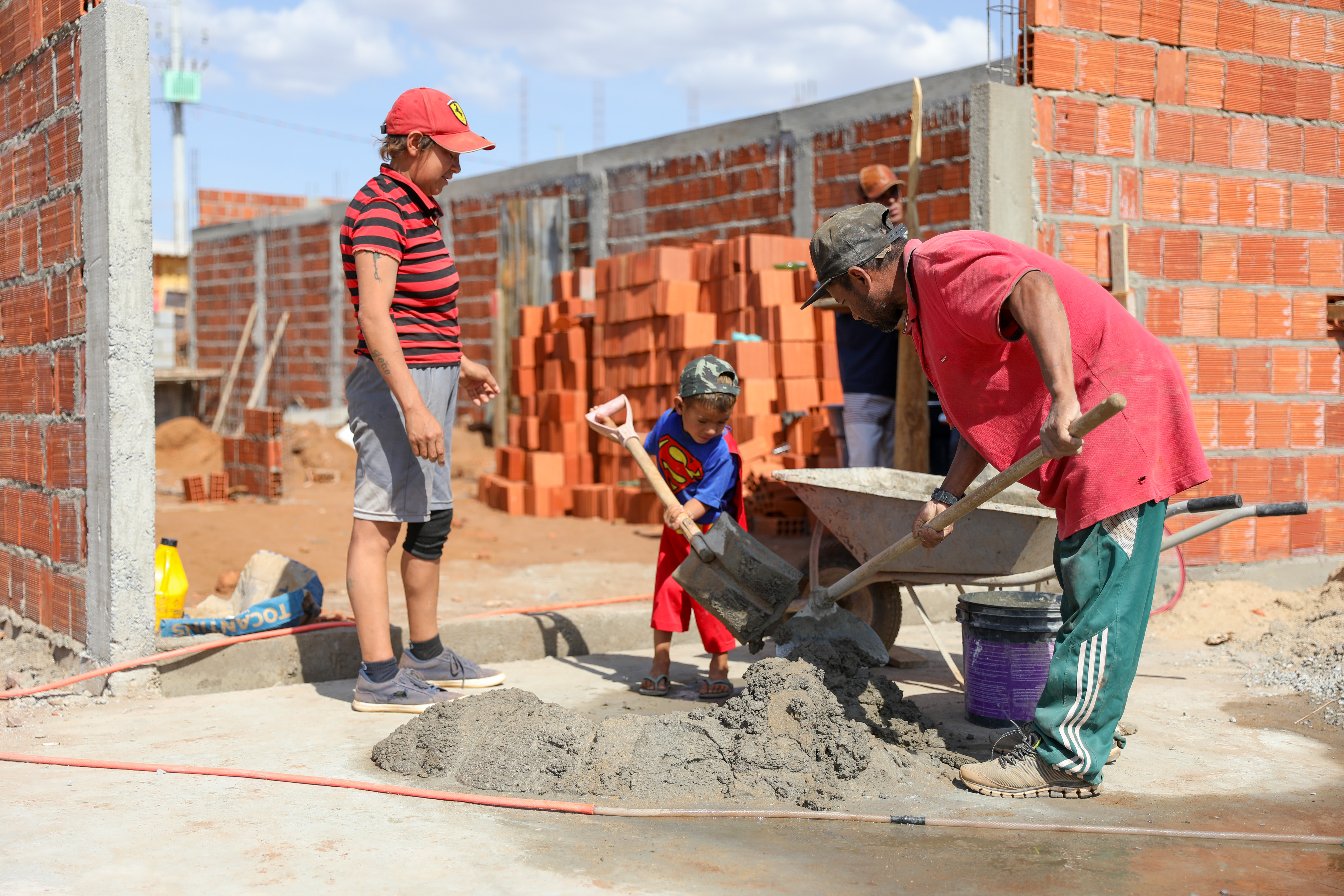 Novos terrenos e recursos do Programa Material de Construção transformam a vida de cerca de 200 famílias atingidas em incêndios