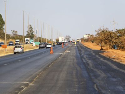 Equipes trabalham na pavimentação e terraplanagem da terceira faixa da BR-020