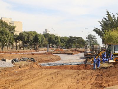 Obras na Epig: equipes preparam pavimentação da rotatória entre Octogonal e Sudoeste