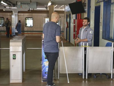 Pessoas com deficiência recebem atendimento específico no Metrô