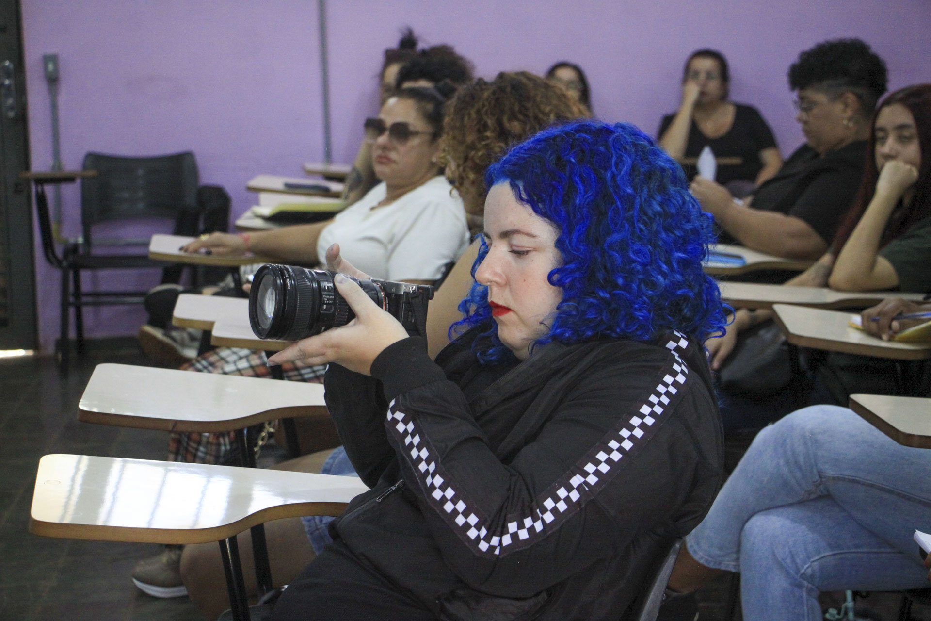Oficinas gratuitas capacitam mulheres em área técnicas de produção cultural no DF