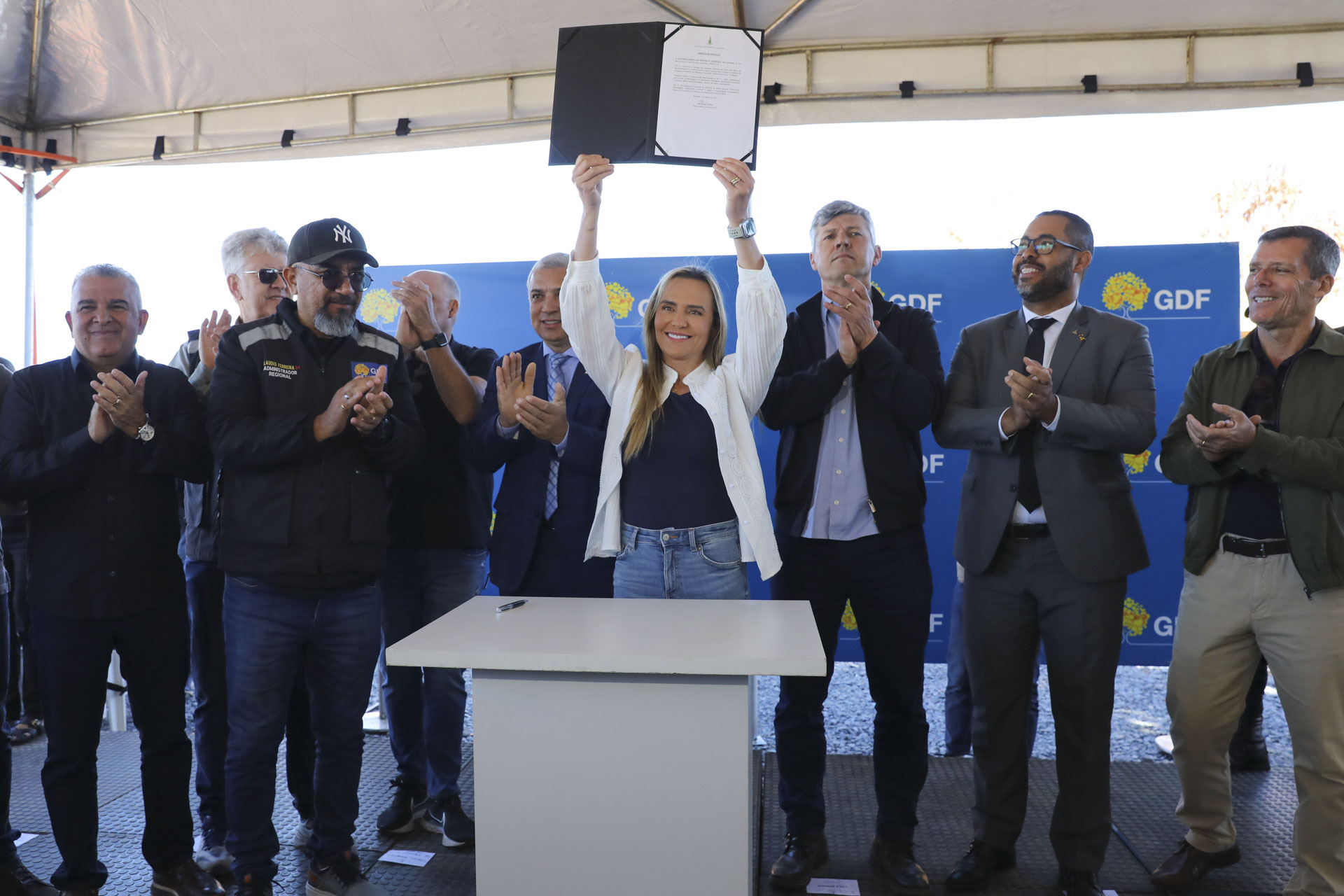 Investimento de R$ 5,4 milhões vai levar 5 km de asfalto para escola na área rural do Sol Nascente