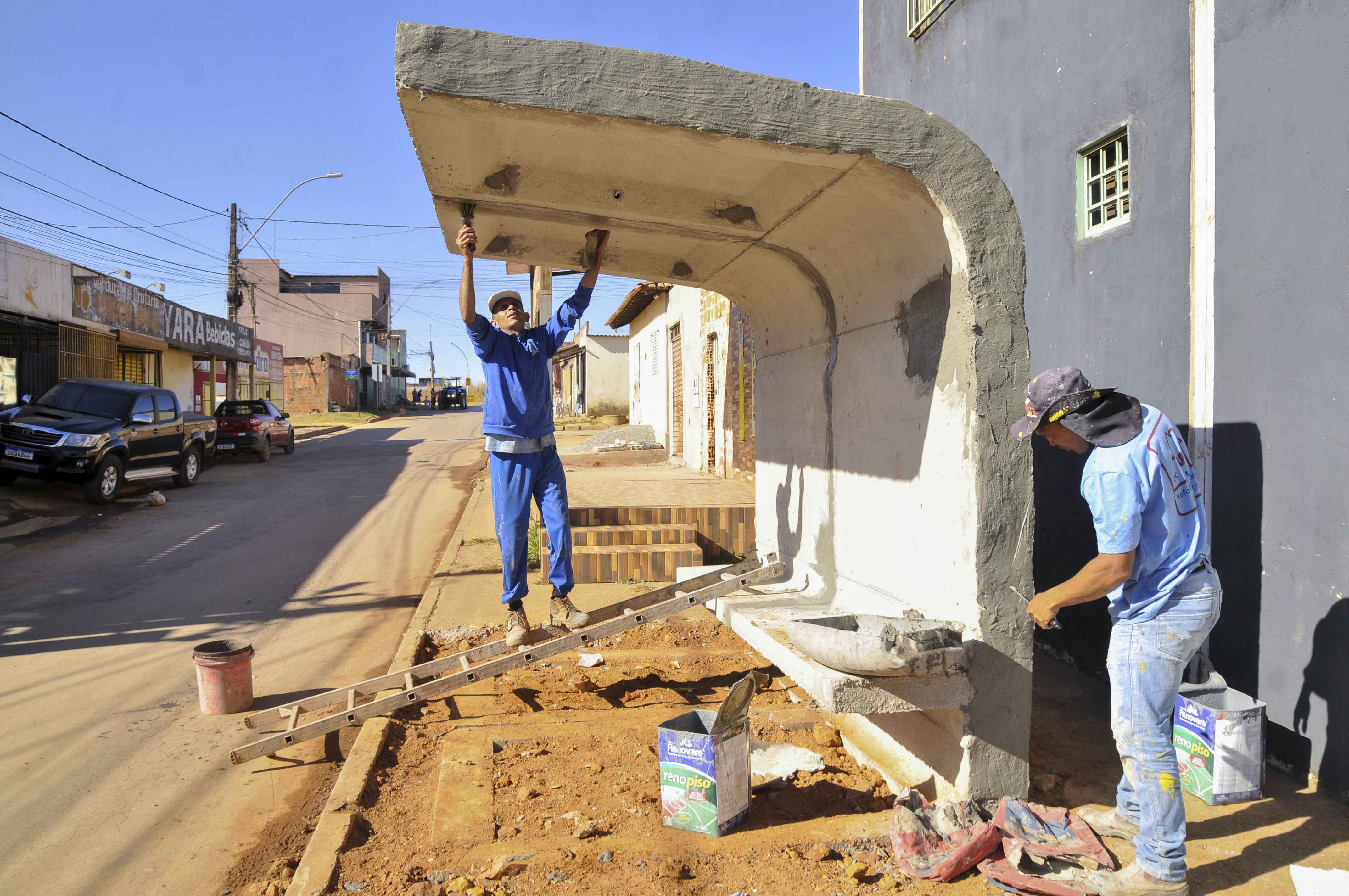 Construção de paradas de ônibus e calçadas reforça infraestrutura para mais qualidade de vida em Água Quente