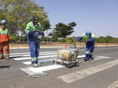 Governo trabalha na limpeza e pintura de mais de 4,4 mil faixas de pedestres antes das chuvas
