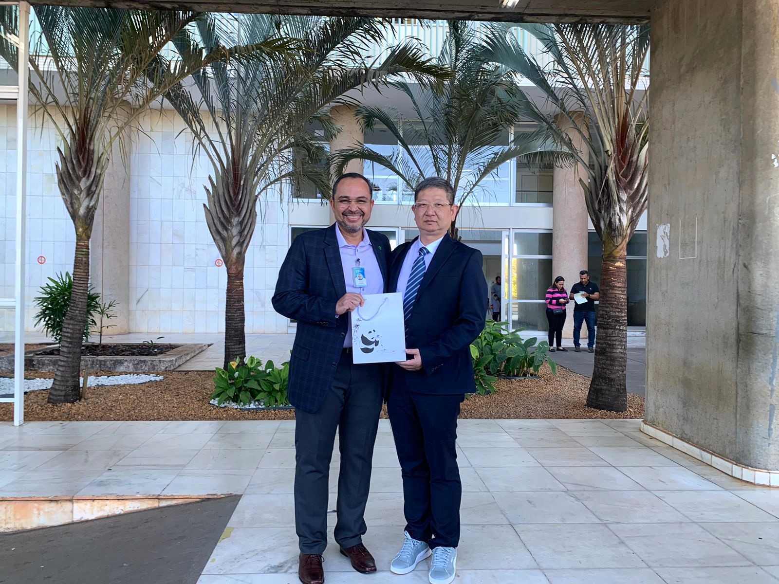 Delegação chinesa conhece oncologia e medicina nuclear do Hospital de Base