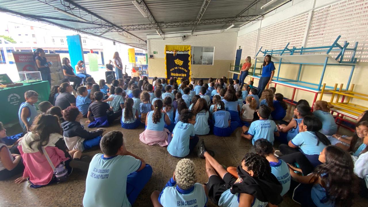 Teatro de fantoches conscientiza alunos do Cruzeiro contra a dengue