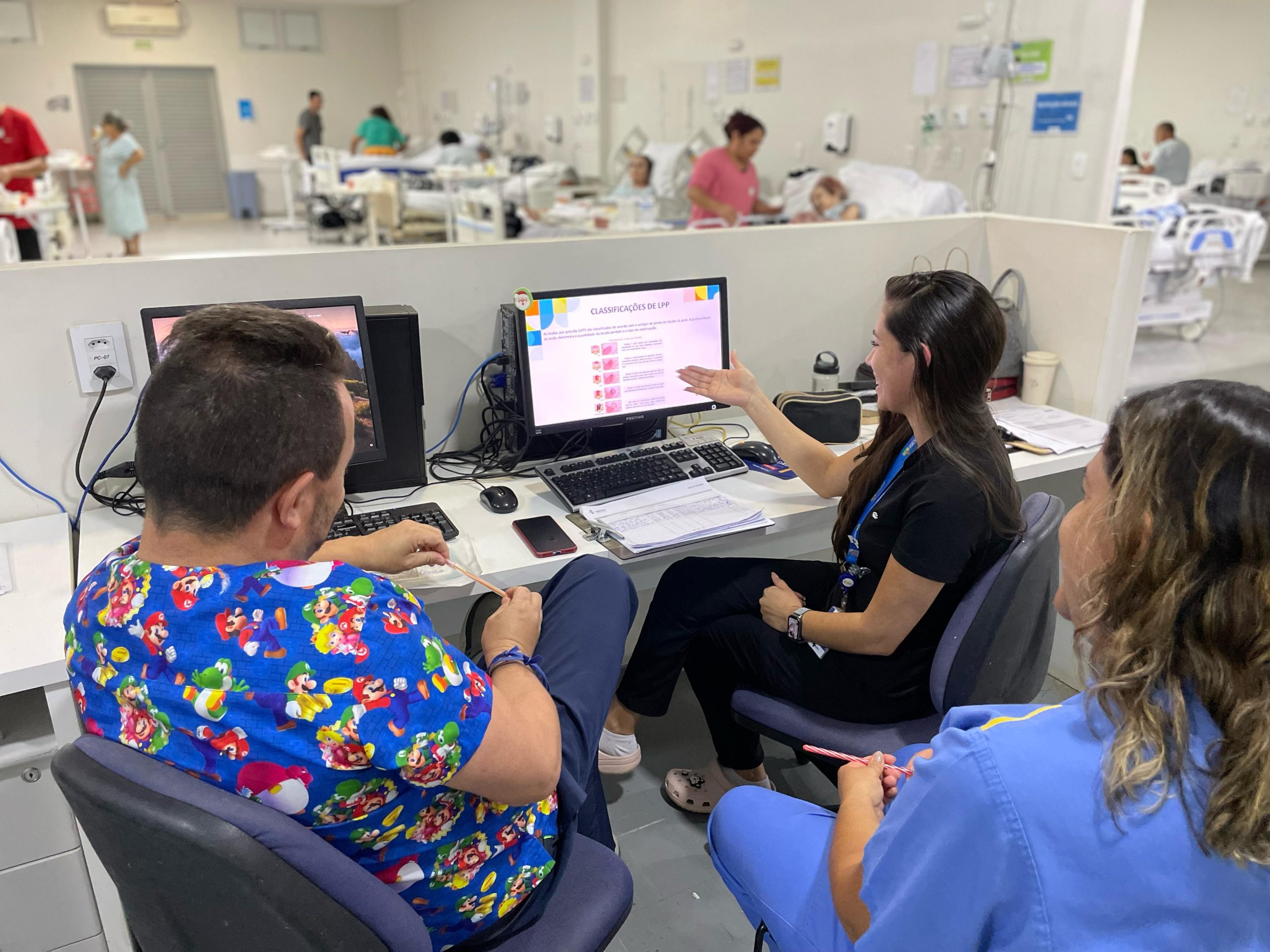 Enfermeiros e técnicos do Hospital Cidade do Sol passam por treinamento sobre uso de curativos