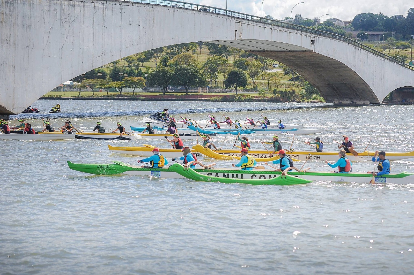 Festival reúne provas de natação, biathlon e canoa havaiana no Lago Paranoá
