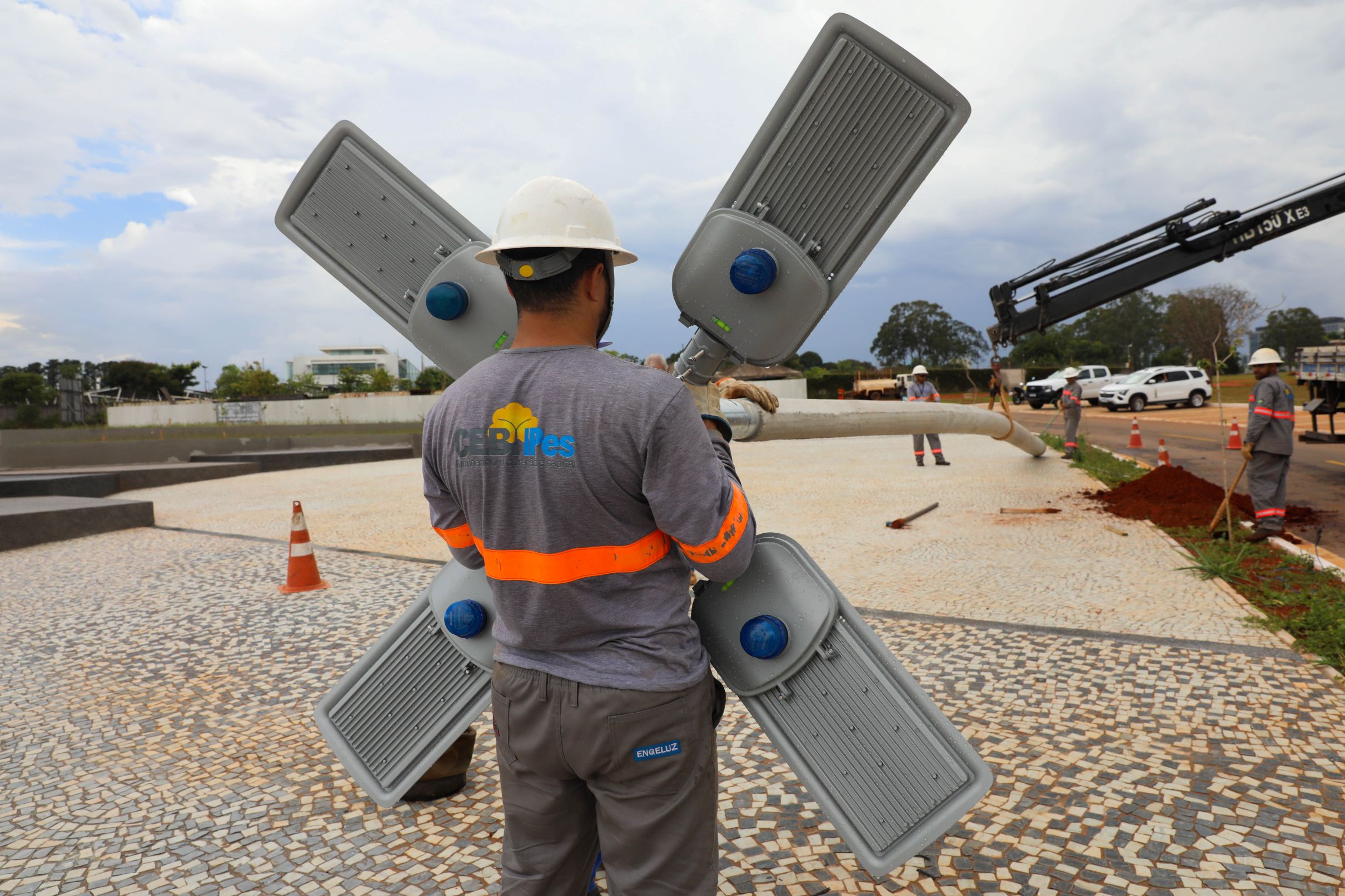 Drenar DF: Praça Internacional da Paz, no Setor de Embaixadas Norte, ganha iluminação pública