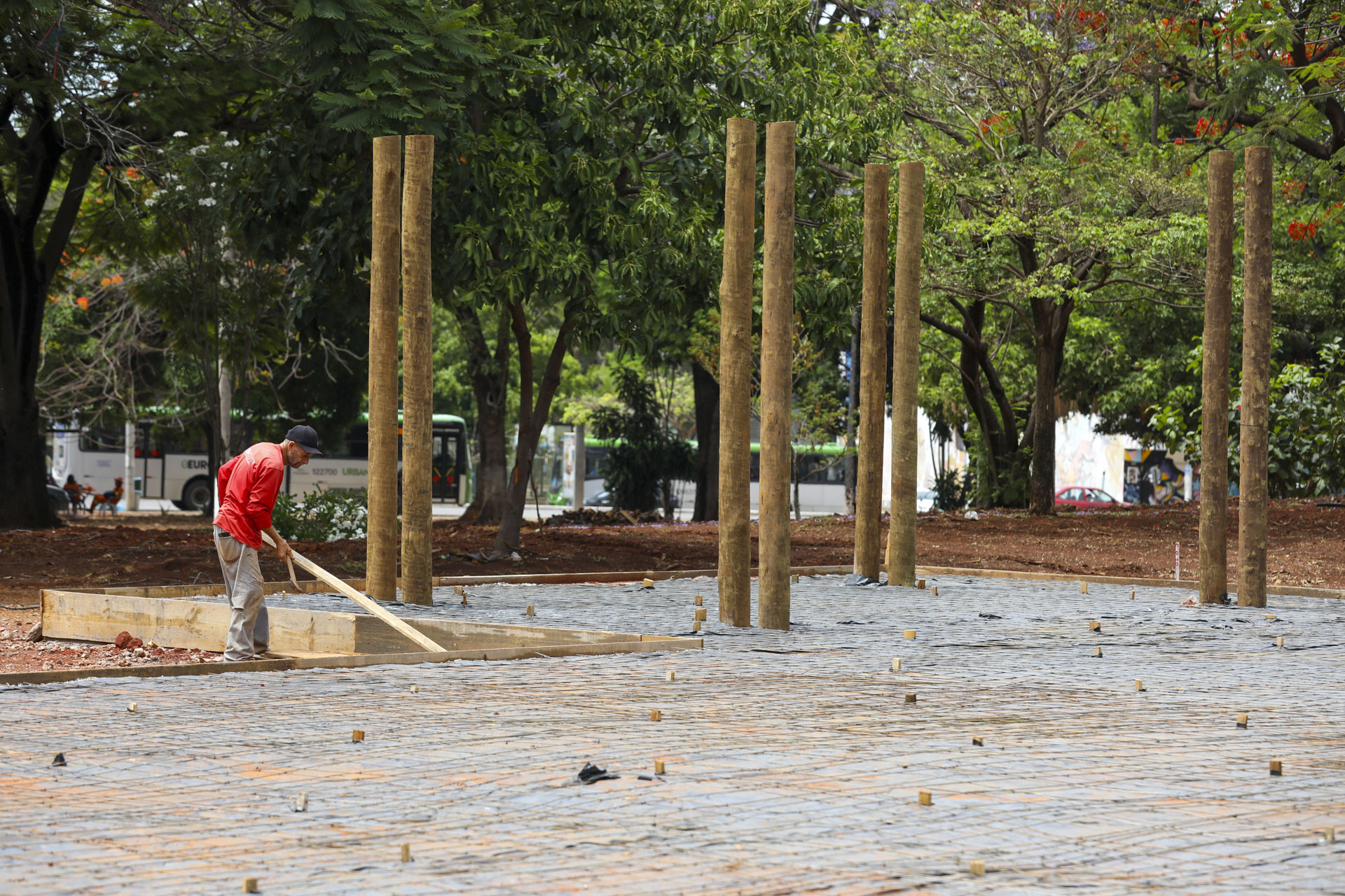 Reforma da Praça 21 de Abril recebe concretagem do novo PEC e calçadas novas