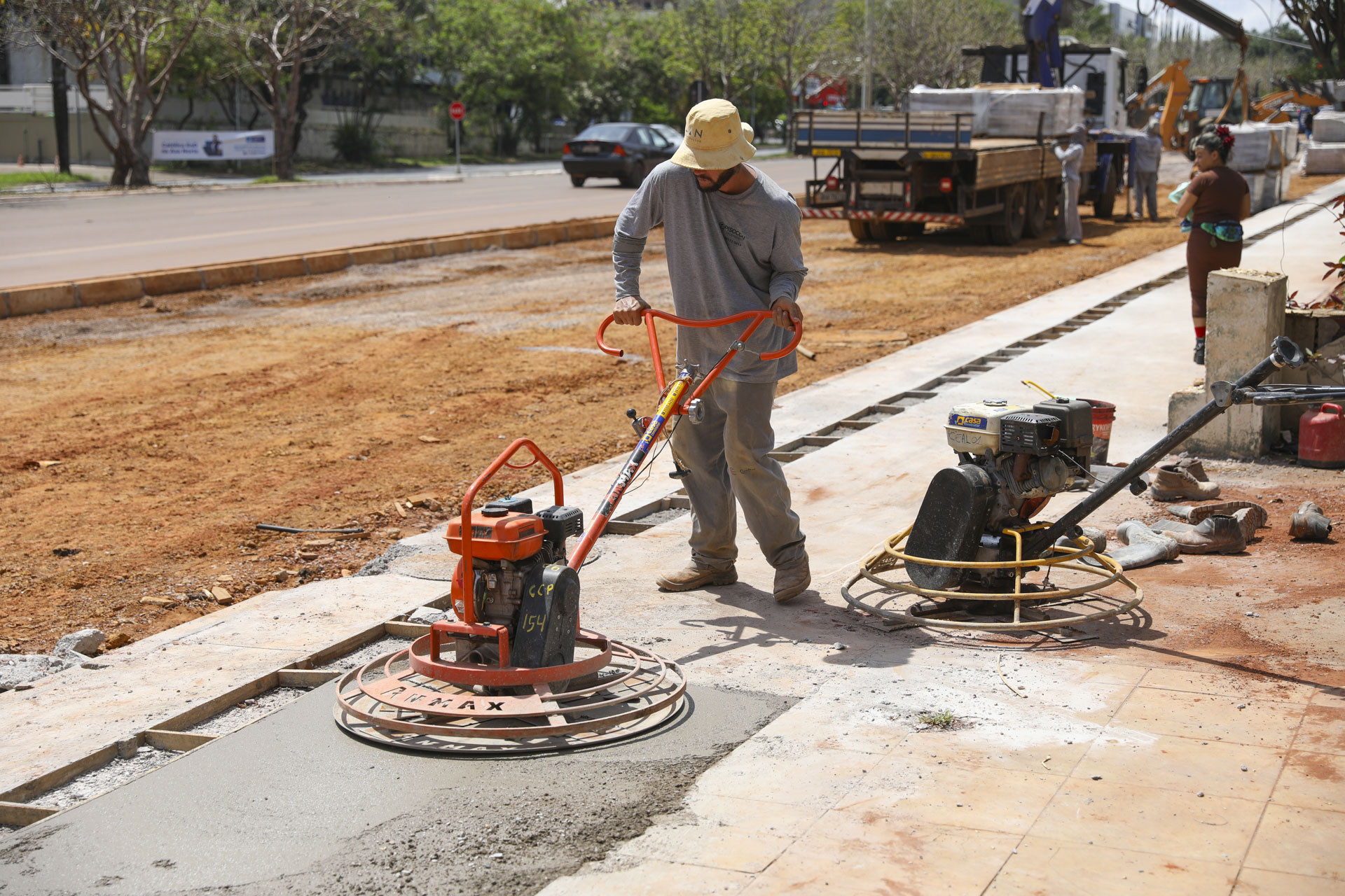 Equipes iniciam concretagem e instalação de bloquetes nas novas calçadas da W3 Norte