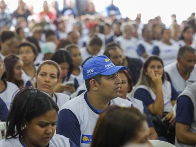 Trezentos alunos do RenovaDF iniciam estágio remunerado em empresas da construção civil