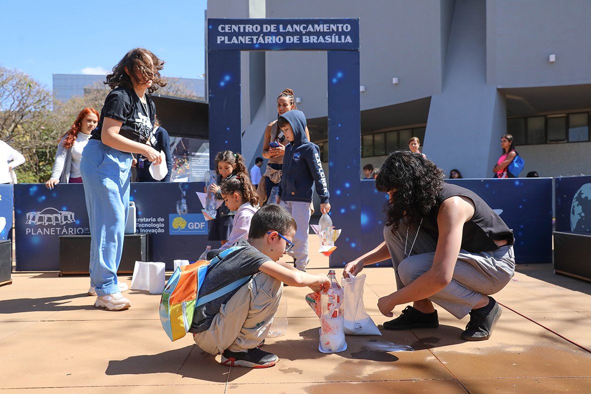 Férias espaciais: Oficinas do Planetário de Brasília despertam curiosidade científica em crianças
