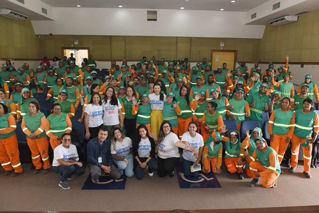 Programa reúne 500 colaboradores de limpeza urbana para debater violência contra mulheres