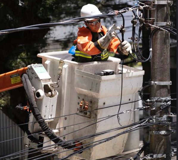 Serviços na rede elétrica deixam áreas de quatro regiões sem energia nesta quinta (27)