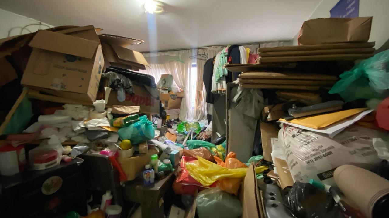 Ação remove 30 toneladas de entulhos em um apartamento no Cruzeiro