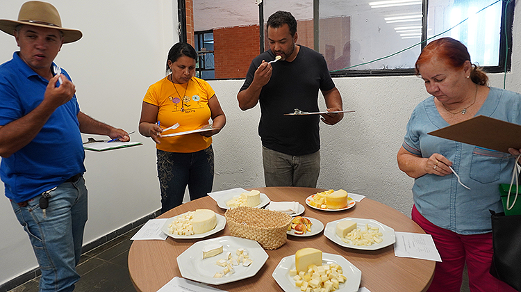 Queijeiros trocam experiência sobre qualificação e produção do lacticínio