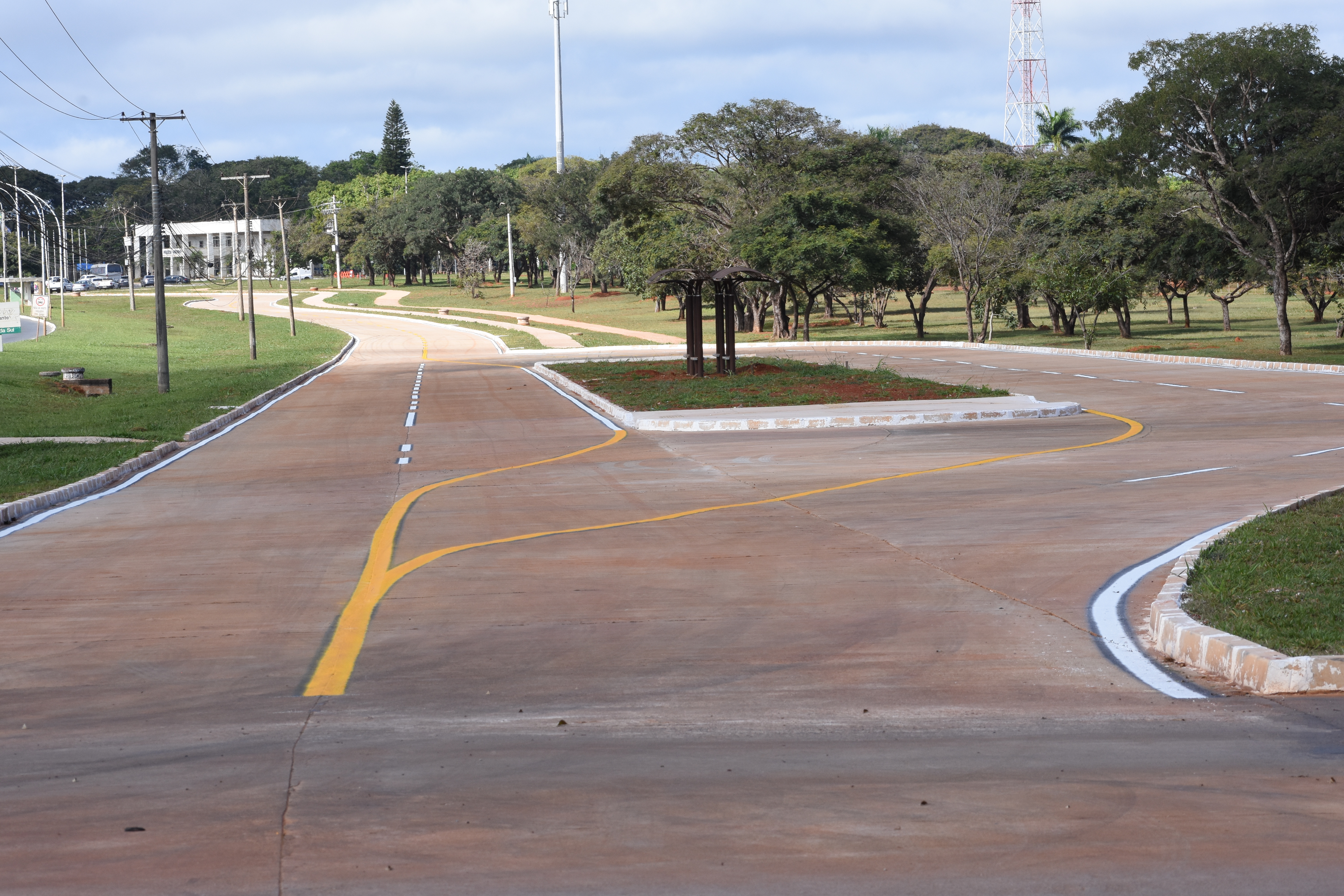 Corredor de ônibus no Setor Policial Sul entra na fase final com nova sinalização horizontal