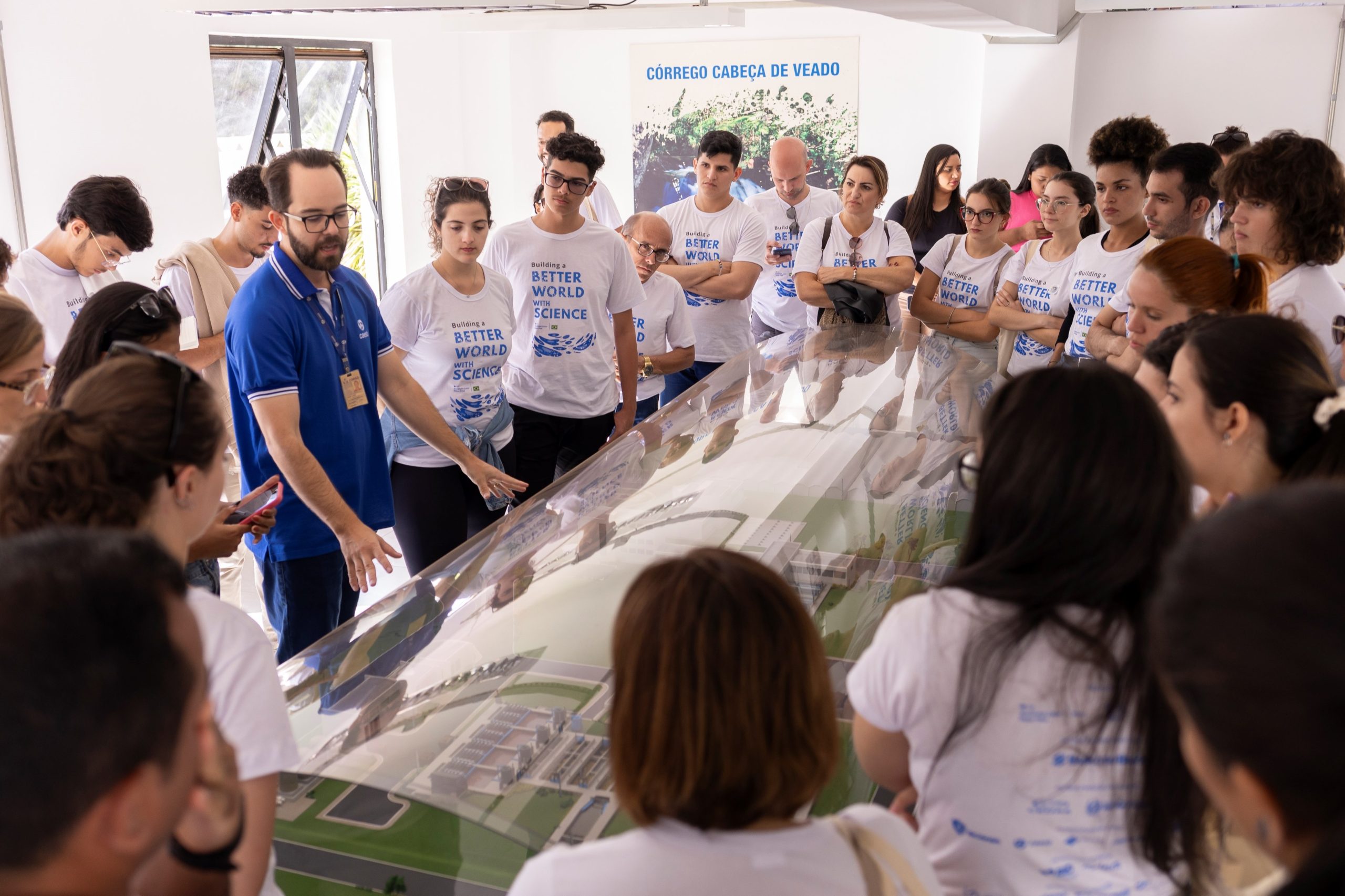 Participantes do Prêmio Jovem da Água de Estocolmo&nbsp;2024 conhecem estrutura da Caesb