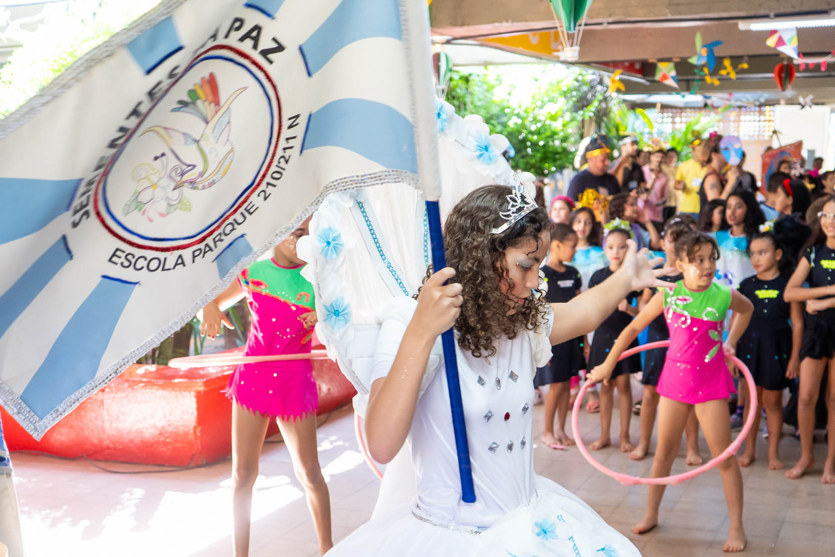 Estudantes transformam cultura de paz em samba-enredo