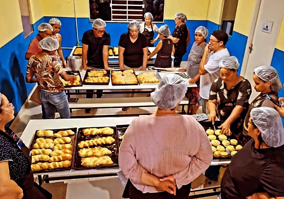 Moradores da Estrutural têm aulas gratuitas de culinária