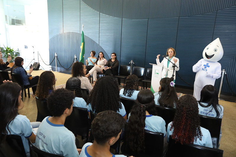 Alunos da rede pública do DF participam de ação na Câmara dos Deputados em apoio à vacina contra HPV