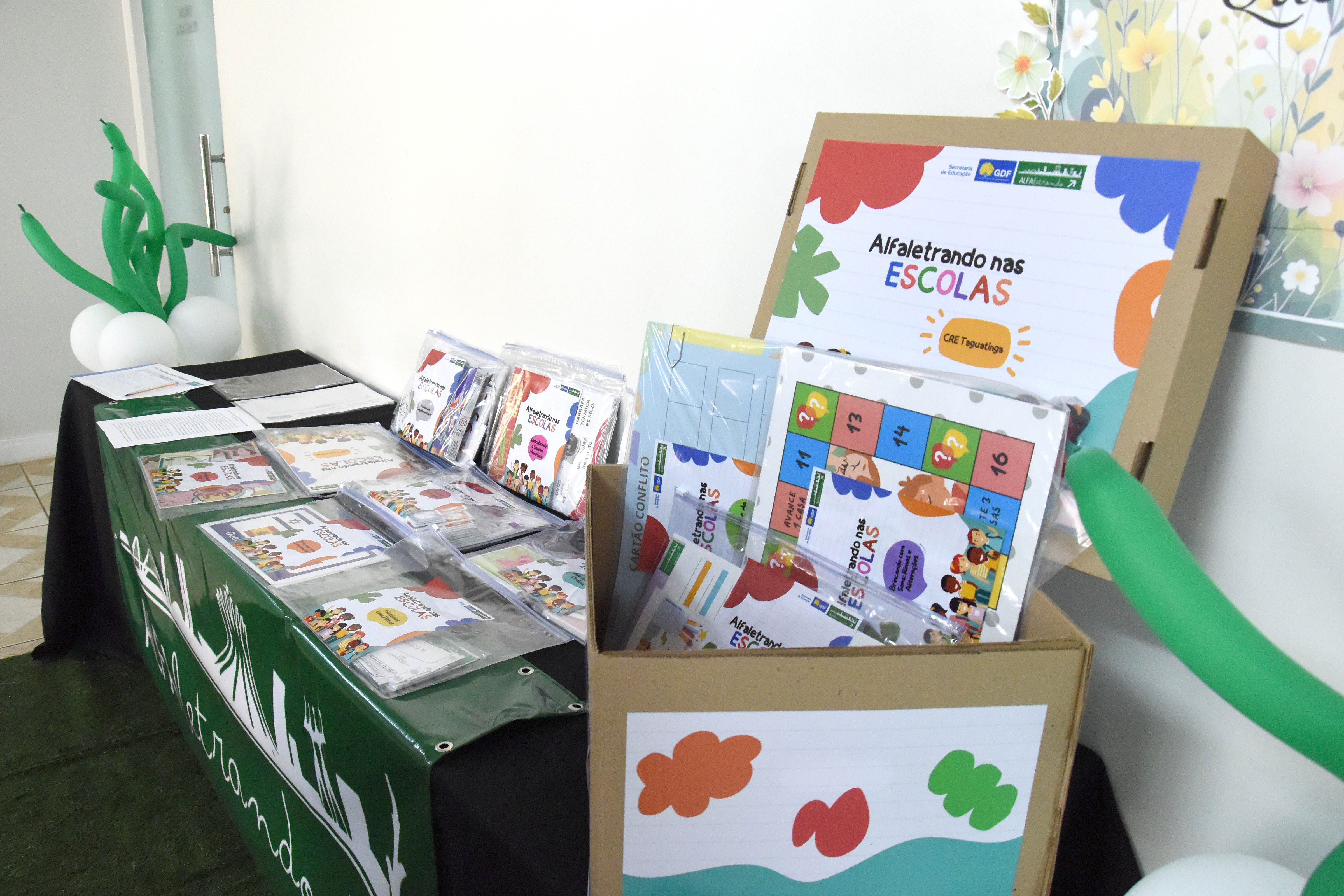 Regional de Ensino de Taguatinga entrega kits lúdicos para fortalecer a alfabetização