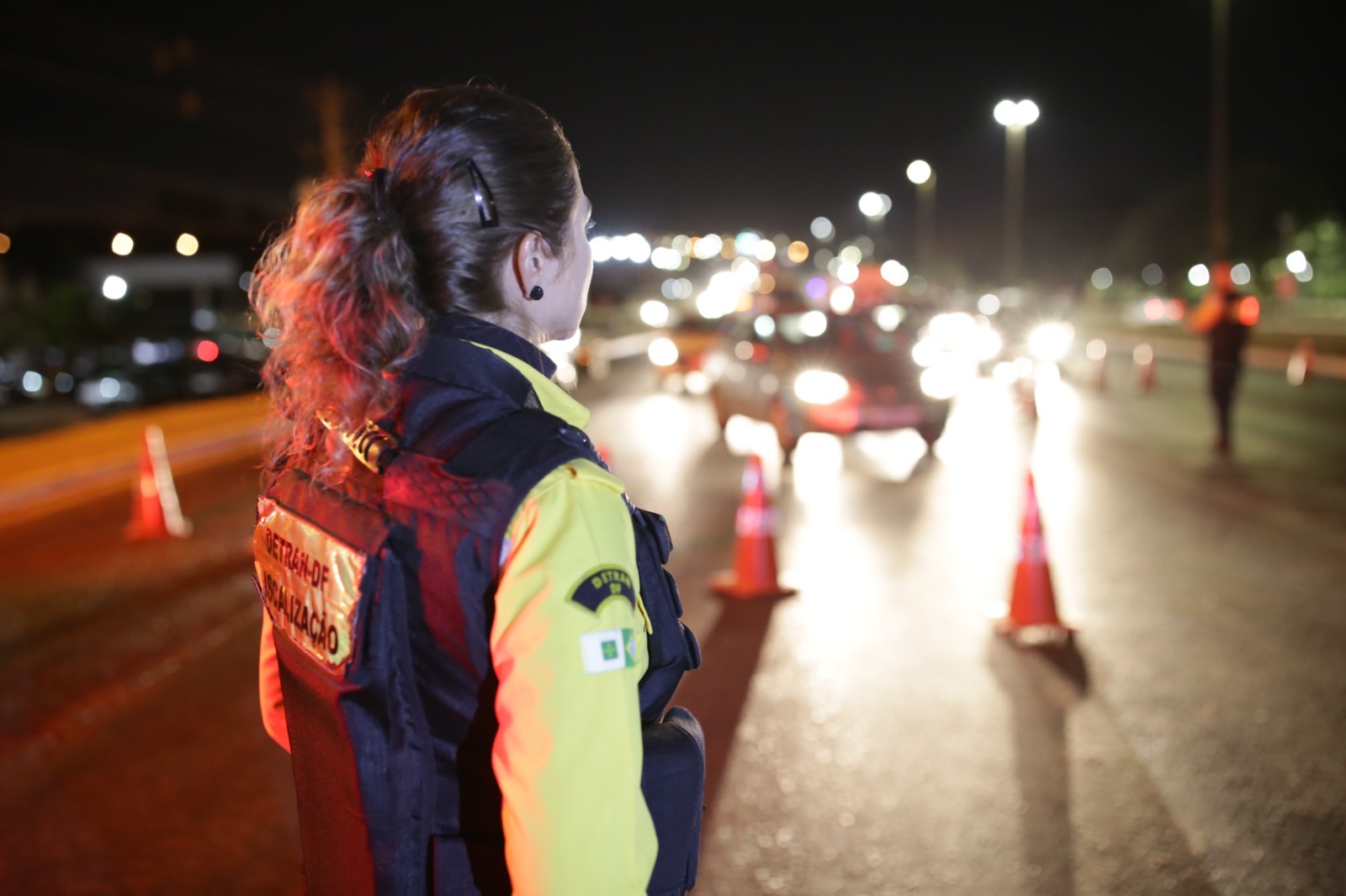 Farol baixo: entenda quando o uso é obrigatório durante o dia